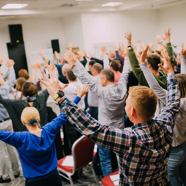 Účastníci seminára Charisma Days so zdvihnutými rukami